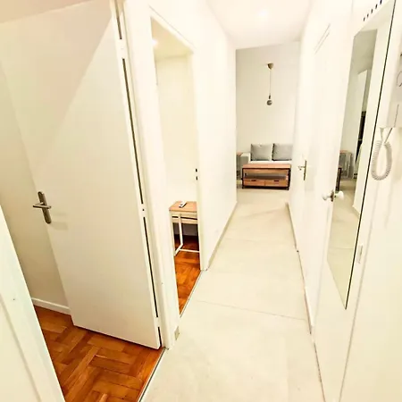 Appartamento 2-bedroom In Sleeps 4 *