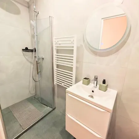 Appartamento 2-bedroom In Sleeps 4 *